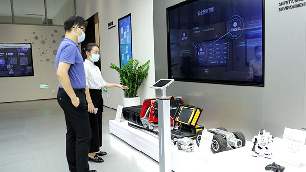 施罗德机器人成数字龙华新名片，入驻龙华城市客厅