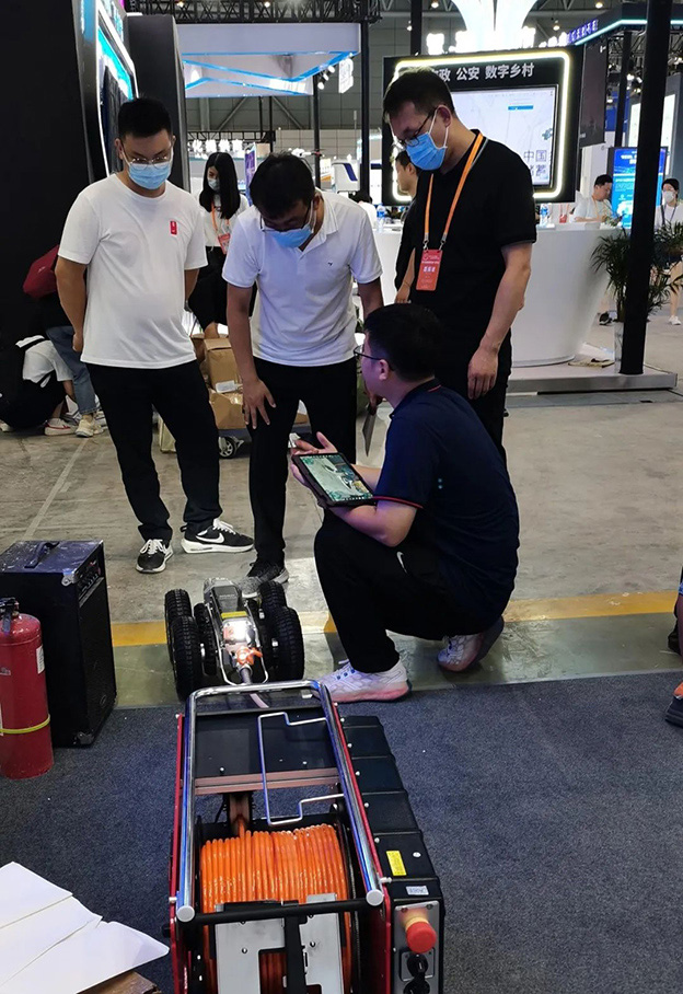 施罗德联合深勘院亮相地理信息产业大会，展示特种机器人前沿技术