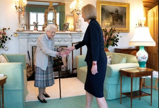 英国女王的假面,终于可以摘下了 英国女王的假面,终于可以摘下了