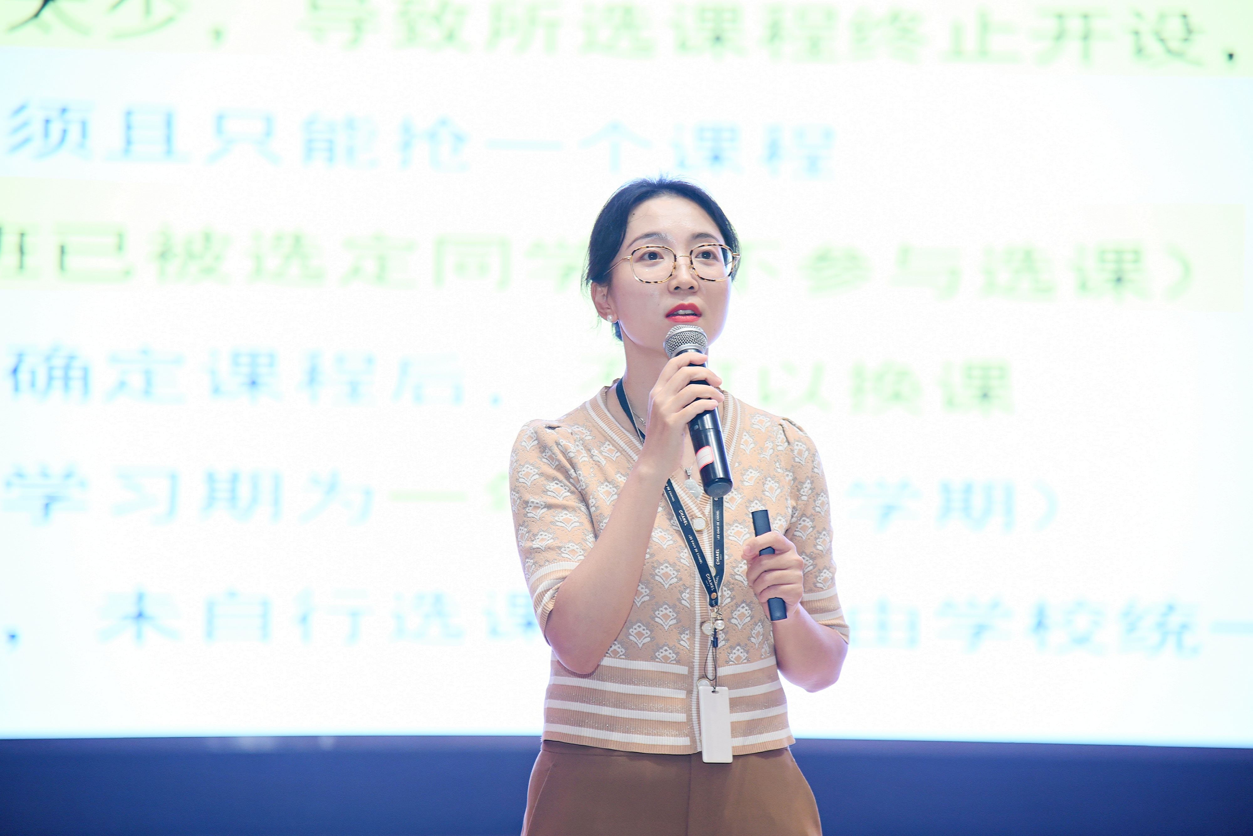 5秒抢完!新川老师为选修课演讲拉票,十八般武艺都上了 5秒抢完!新川老师为选修课演讲拉票,十八般武艺都上了