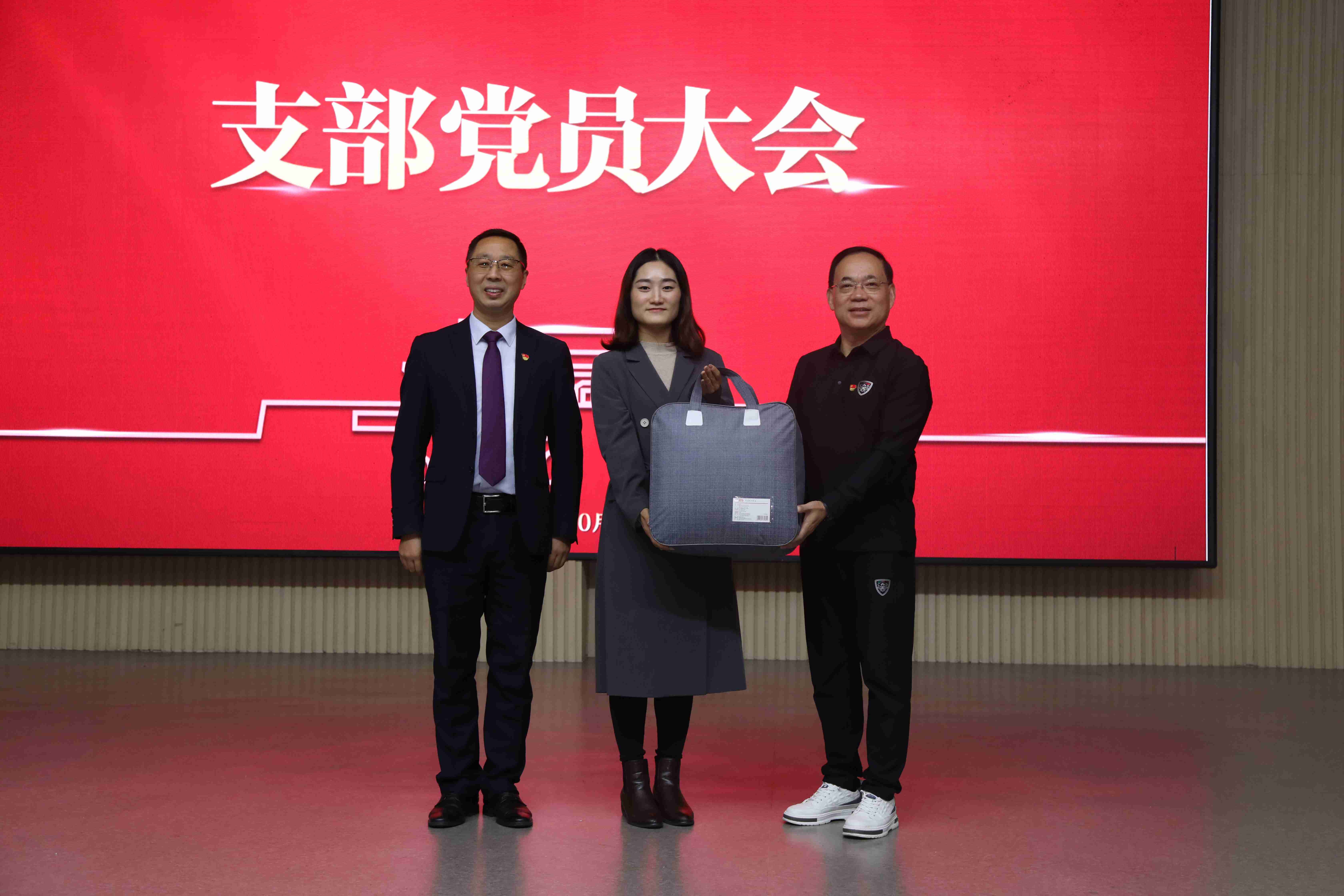 喜迎二十大，奋进新征程—成都王府外国语学校第四季度党员大会纪实