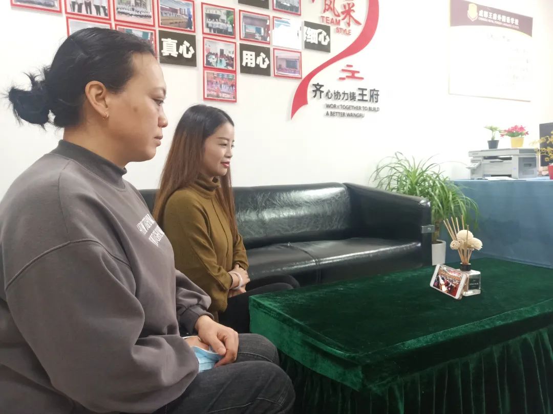 成都王府教职工集体收看中国共产党第二十次全国代表大会开幕会