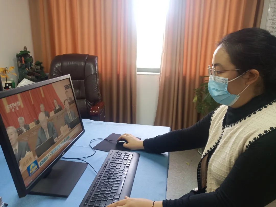 成都王府教职工集体收看中国共产党第二十次全国代表大会开幕会