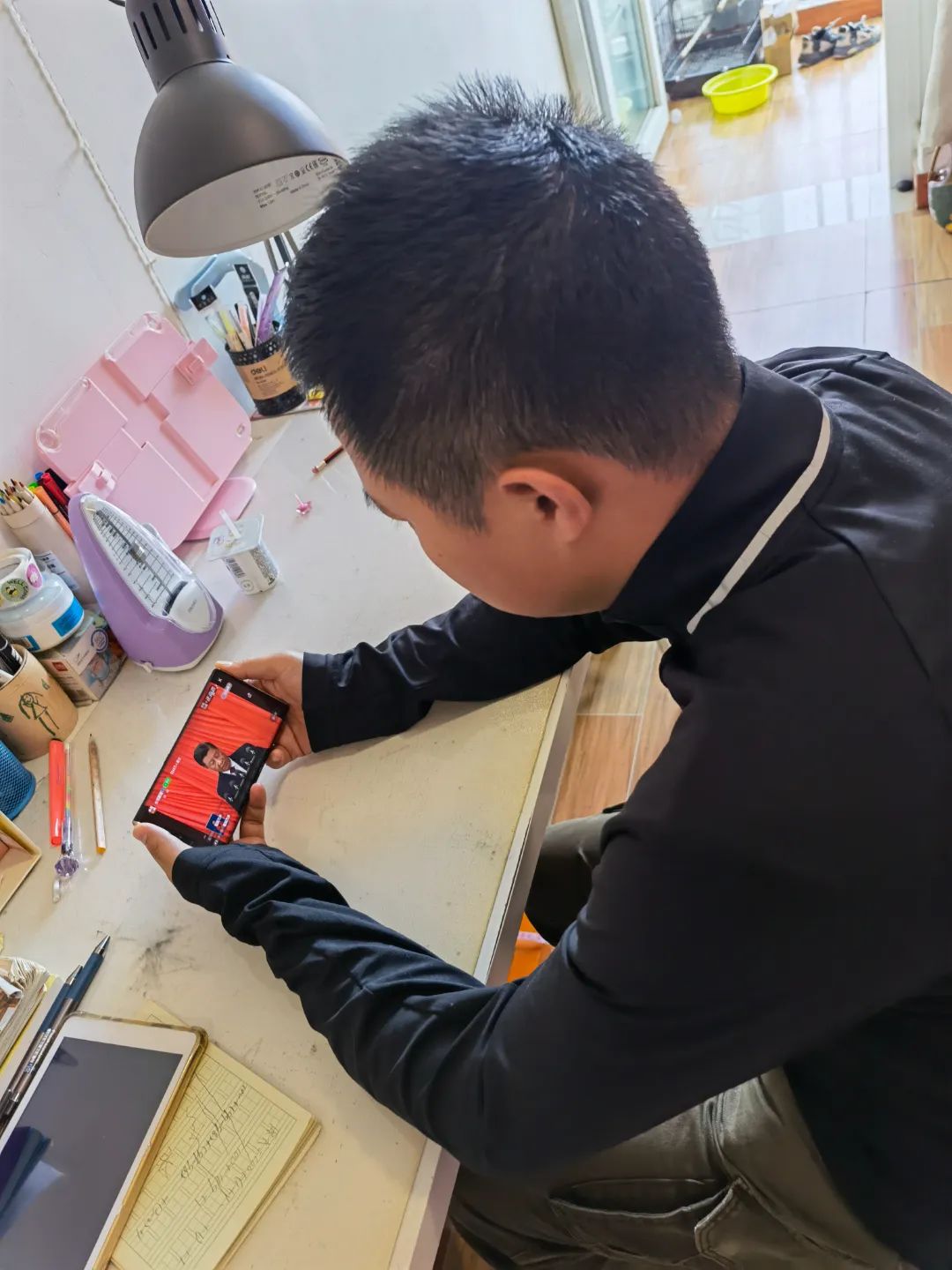成都王府教职工集体收看中国共产党第二十次全国代表大会开幕会