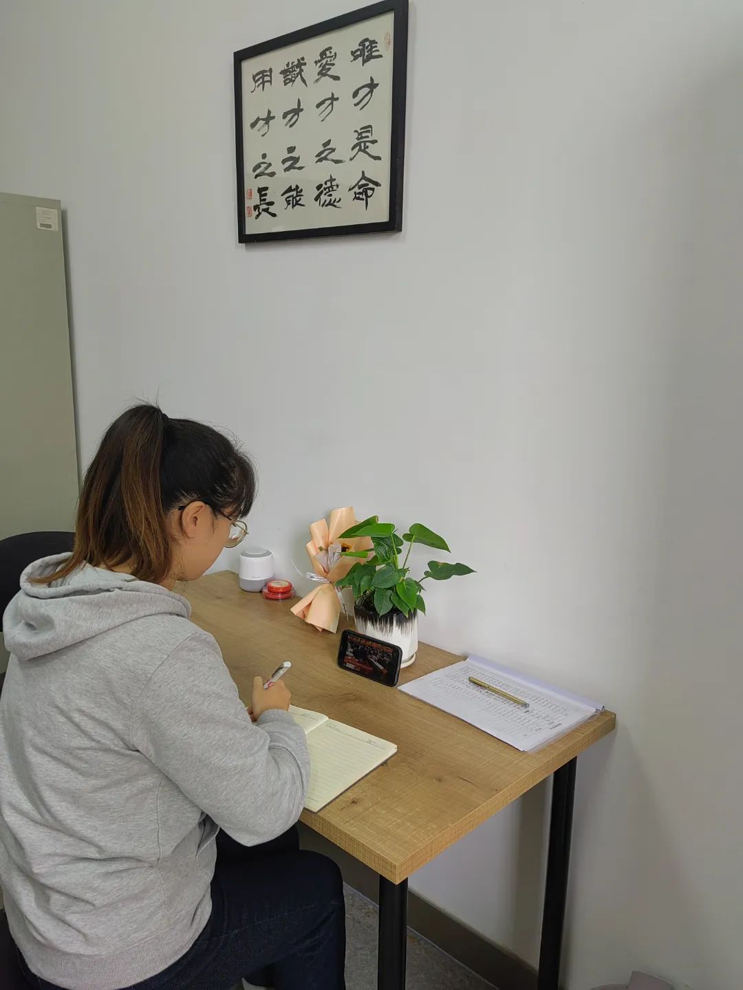成都王府教职工集体收看中国共产党第二十次全国代表大会开幕会