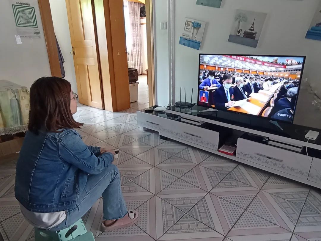 成都王府教职工集体收看中国共产党第二十次全国代表大会开幕会