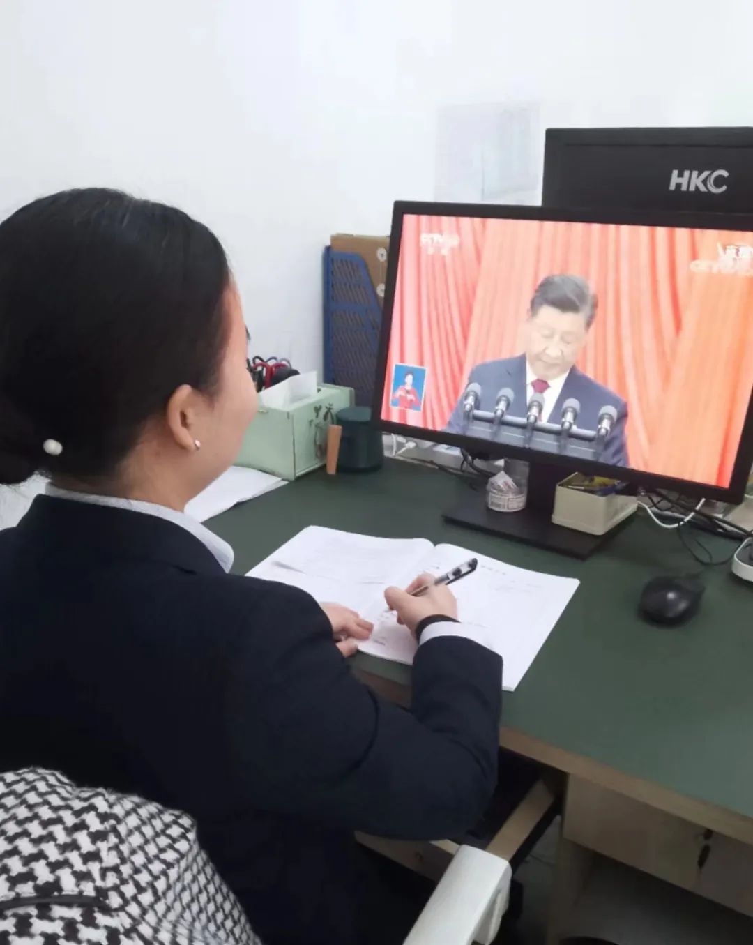 成都王府教职工集体收看中国共产党第二十次全国代表大会开幕会
