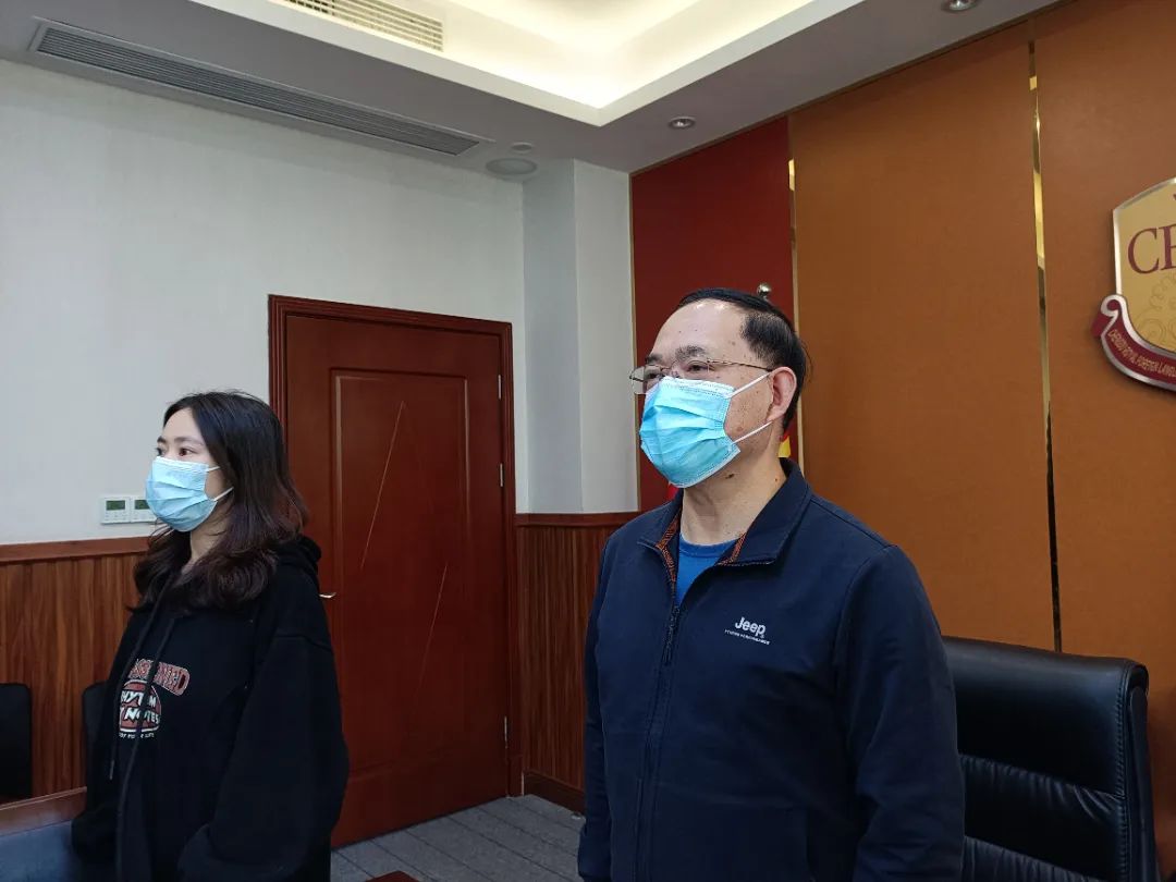 成都王府教职工集体收看中国共产党第二十次全国代表大会开幕会