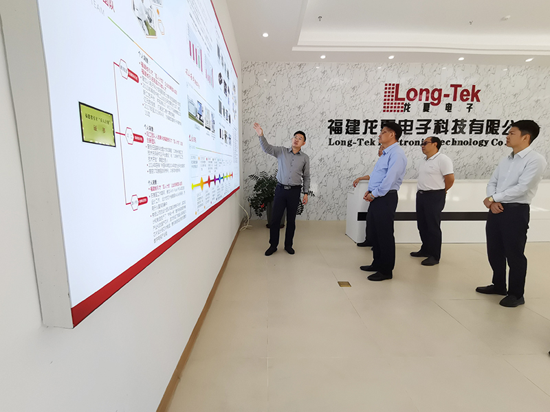 福建省龙岩市新罗区区长丘伟勤莅临福建龙夏电子调研指导工作