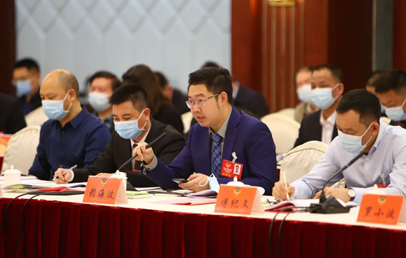 赖海波同志参加市政协六届一次会议经济界小组会议