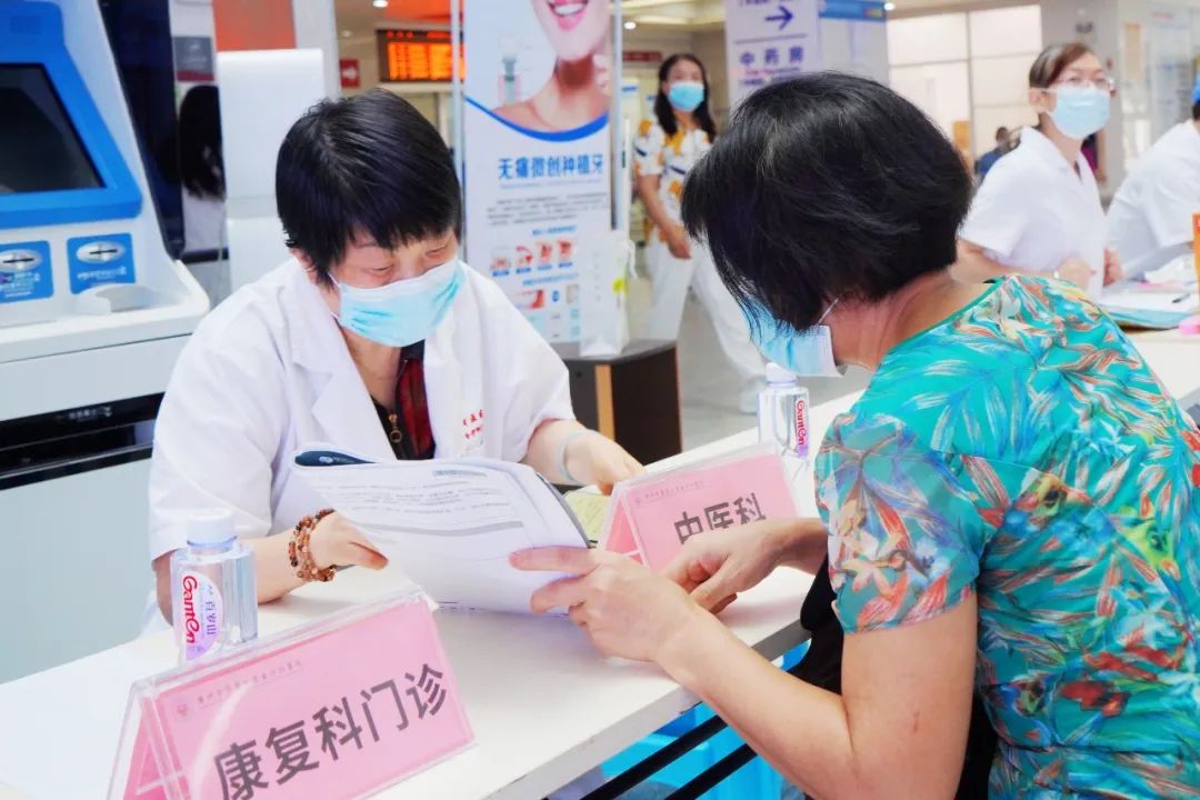 我院成功举办“冬病夏治,未病先防”义诊活动 我院成功举办“冬病夏治,未病先防”义诊活动