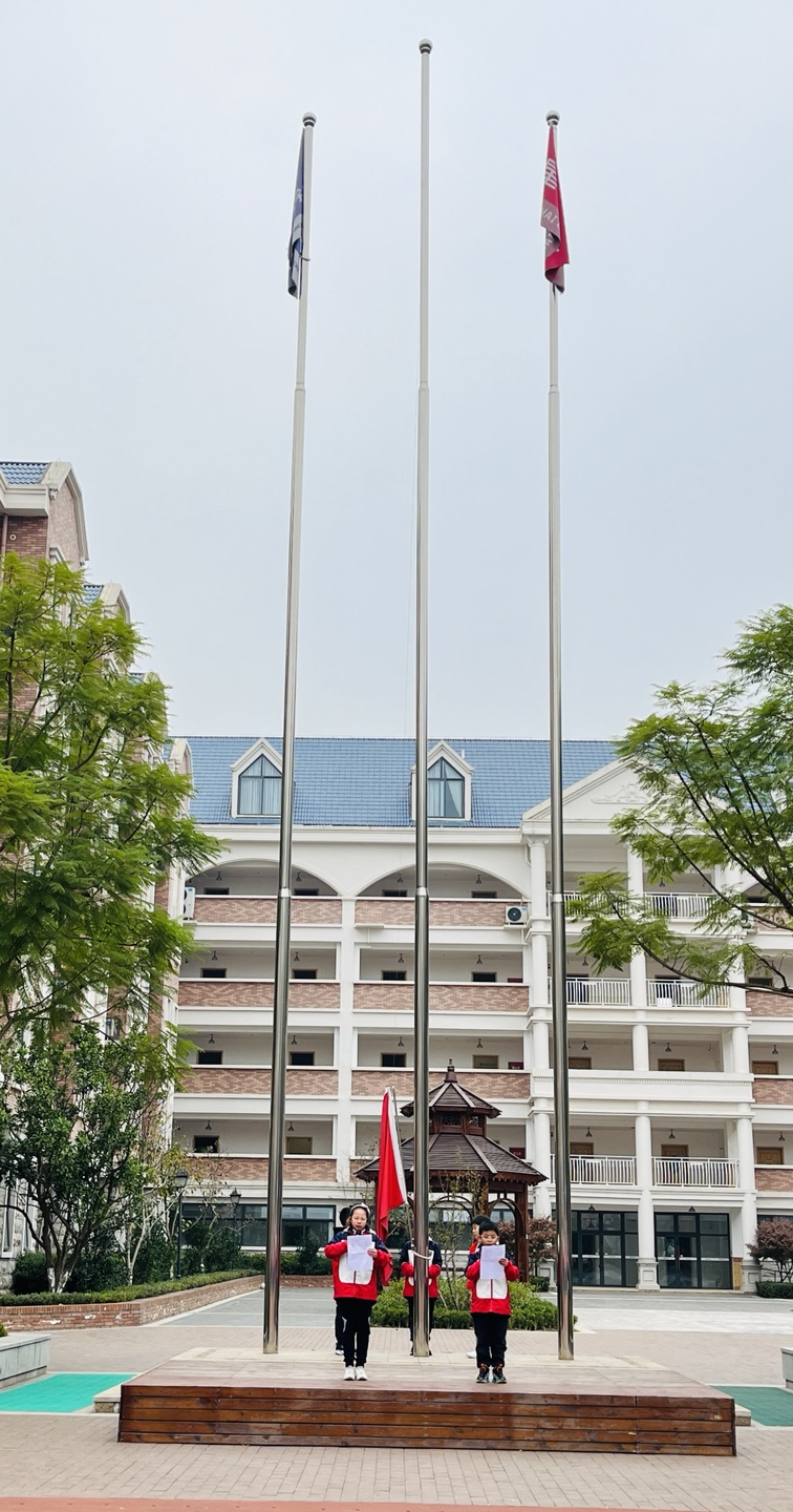 小学部举行升旗仪式  倡导志愿者精神