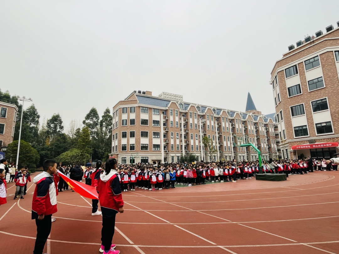 小学部举行升旗仪式 倡导志愿者精神 小学部举行升旗仪式 倡导志愿者精神