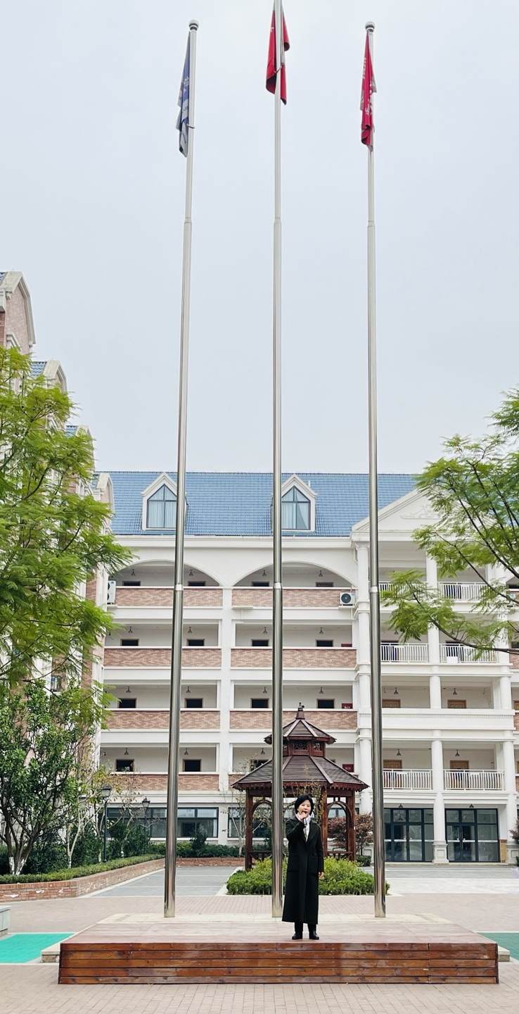 小学部举行升旗仪式 倡导志愿者精神 小学部举行升旗仪式 倡导志愿者精神