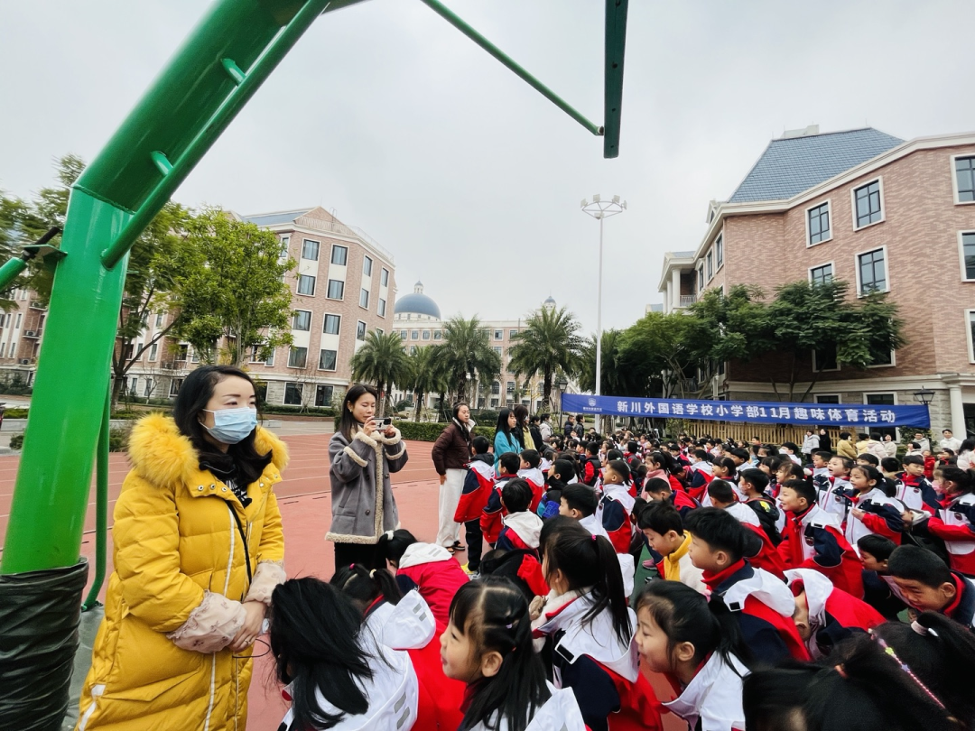 小学部举行升旗仪式 倡导志愿者精神 小学部举行升旗仪式 倡导志愿者精神