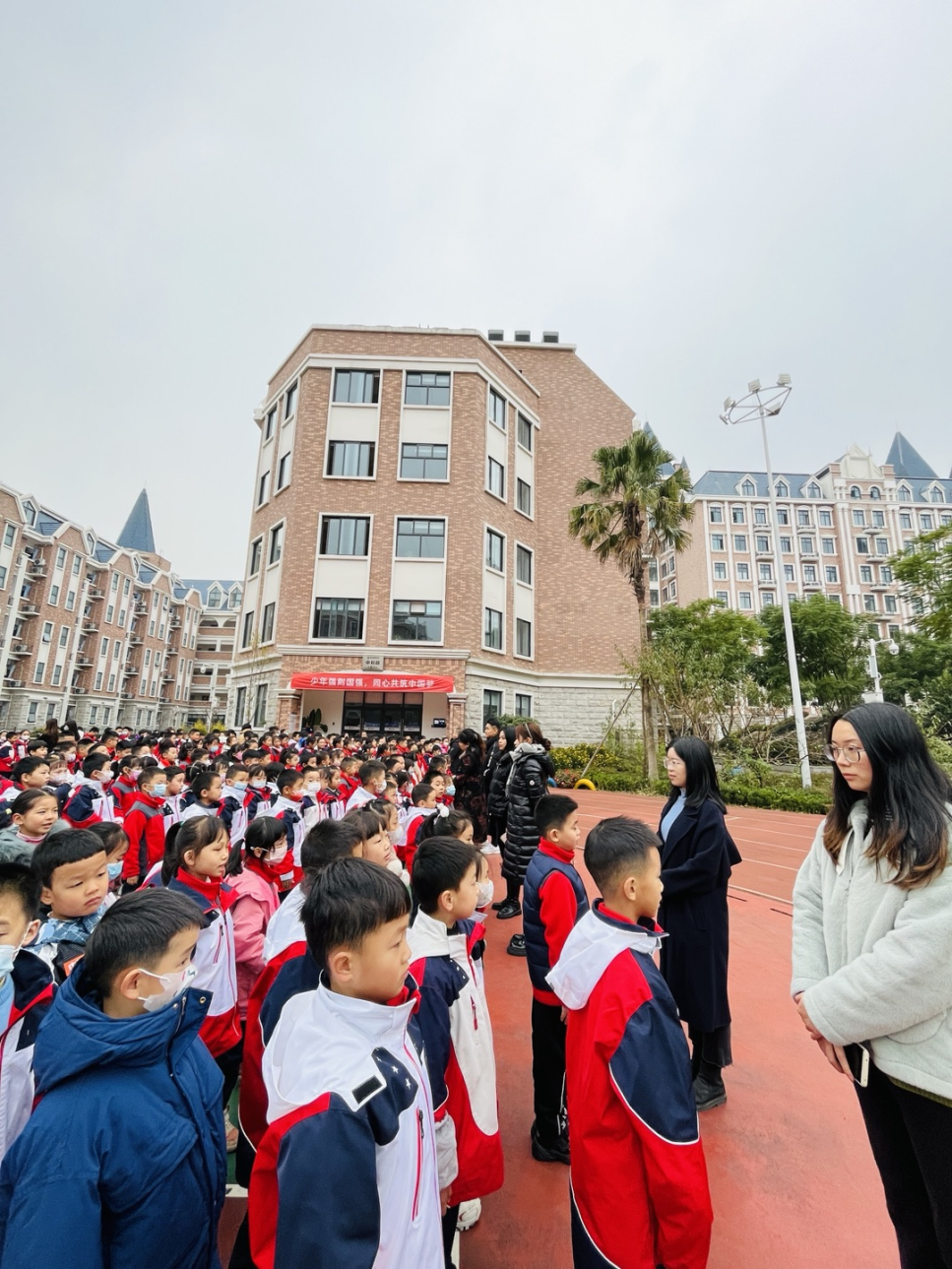 小学部举行升旗仪式  倡导志愿者精神