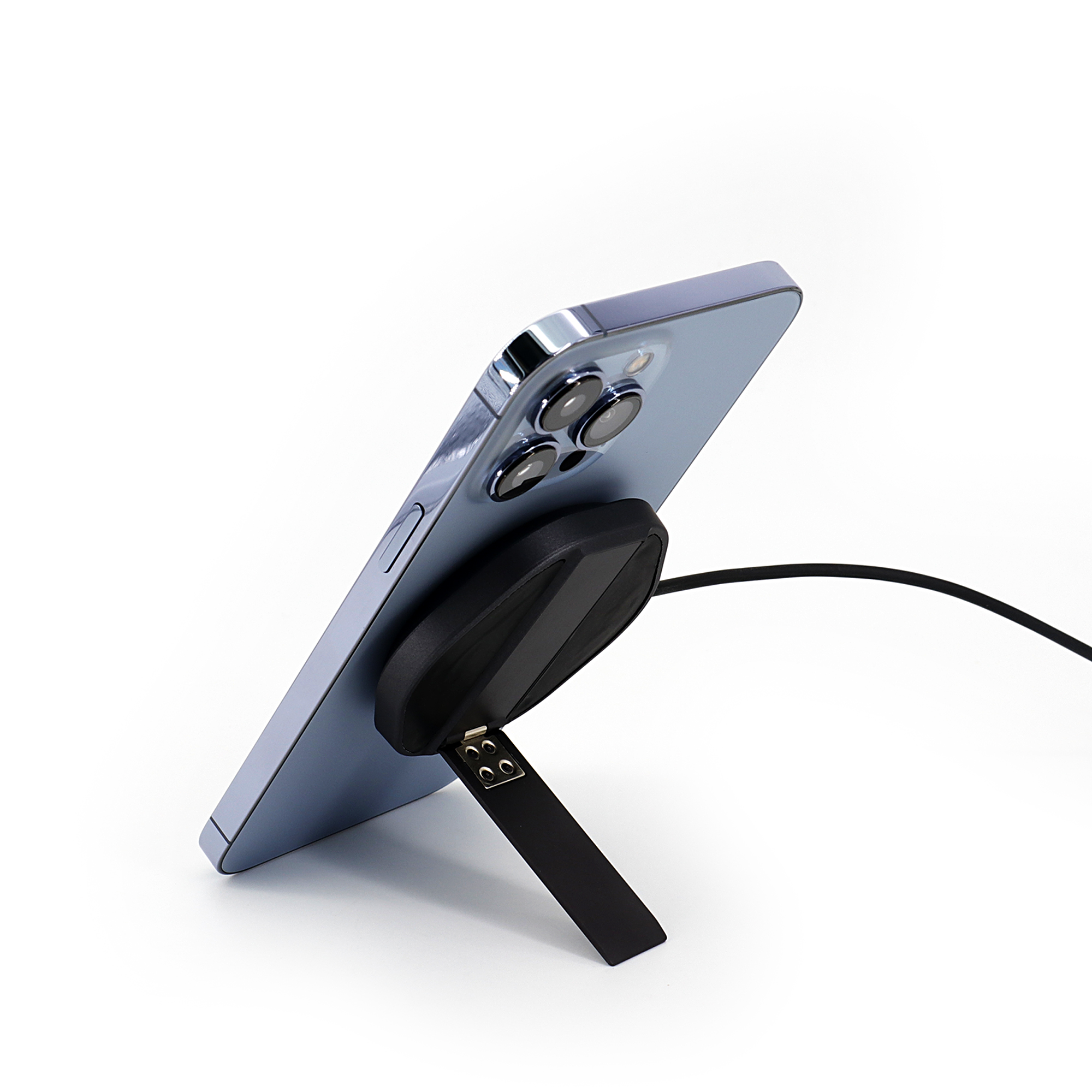 Desktop magnetic wireless charger