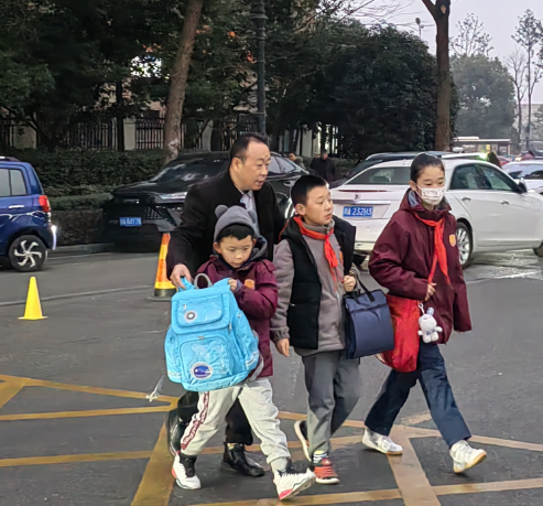平安畅通新气象，“护花使者”人人赞——致成都王府家长的感谢信