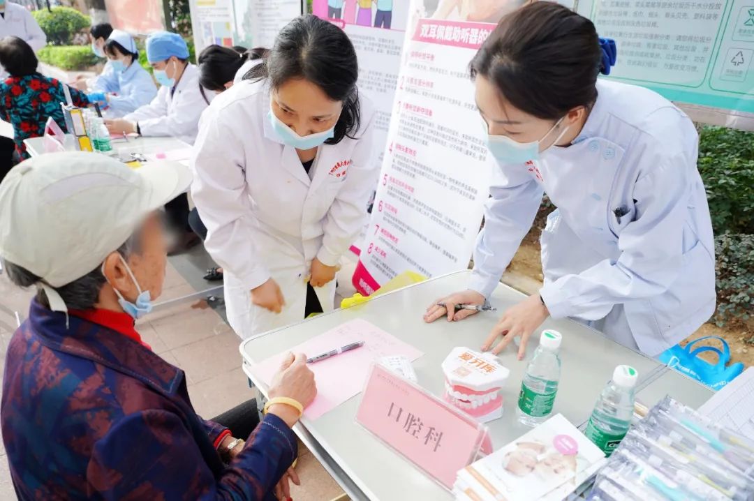 院内新闻|春季义诊暖人心，健康生活进社区