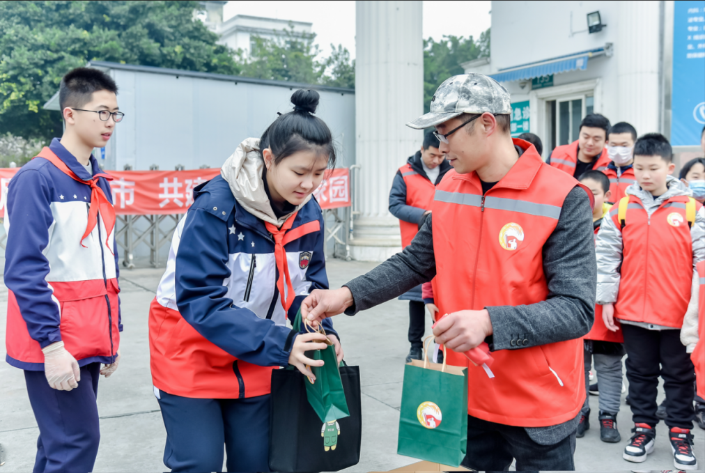 初中部弘扬雷锋精神 组织学生参加志愿者活动 初中部弘扬雷锋精神 组织学生参加志愿者活动