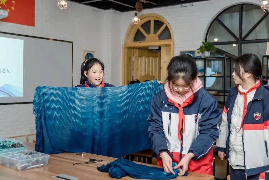 初中部弘扬雷锋精神 组织学生参加志愿者活动