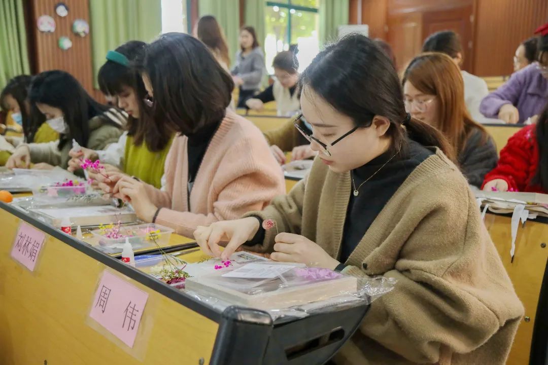 春风有你，熠熠芳华——成都王府开展女神节手工活动