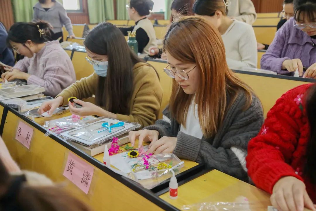 春风有你，熠熠芳华——成都王府开展女神节手工活动