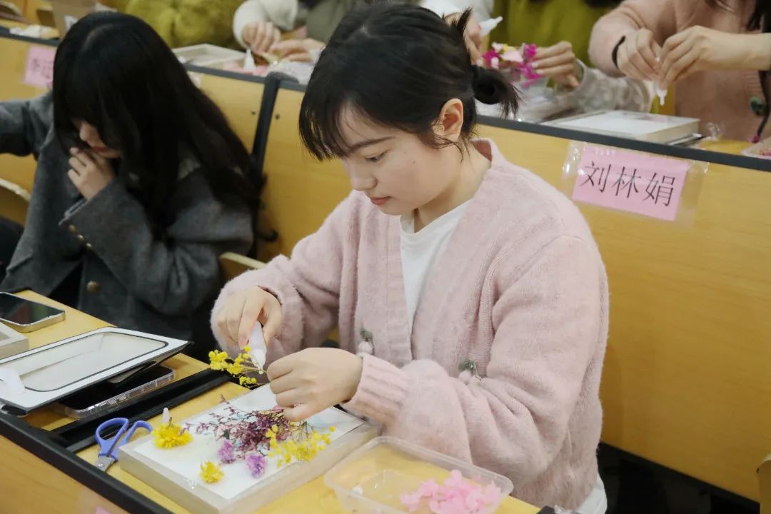 春风有你，熠熠芳华——成都王府开展女神节手工活动