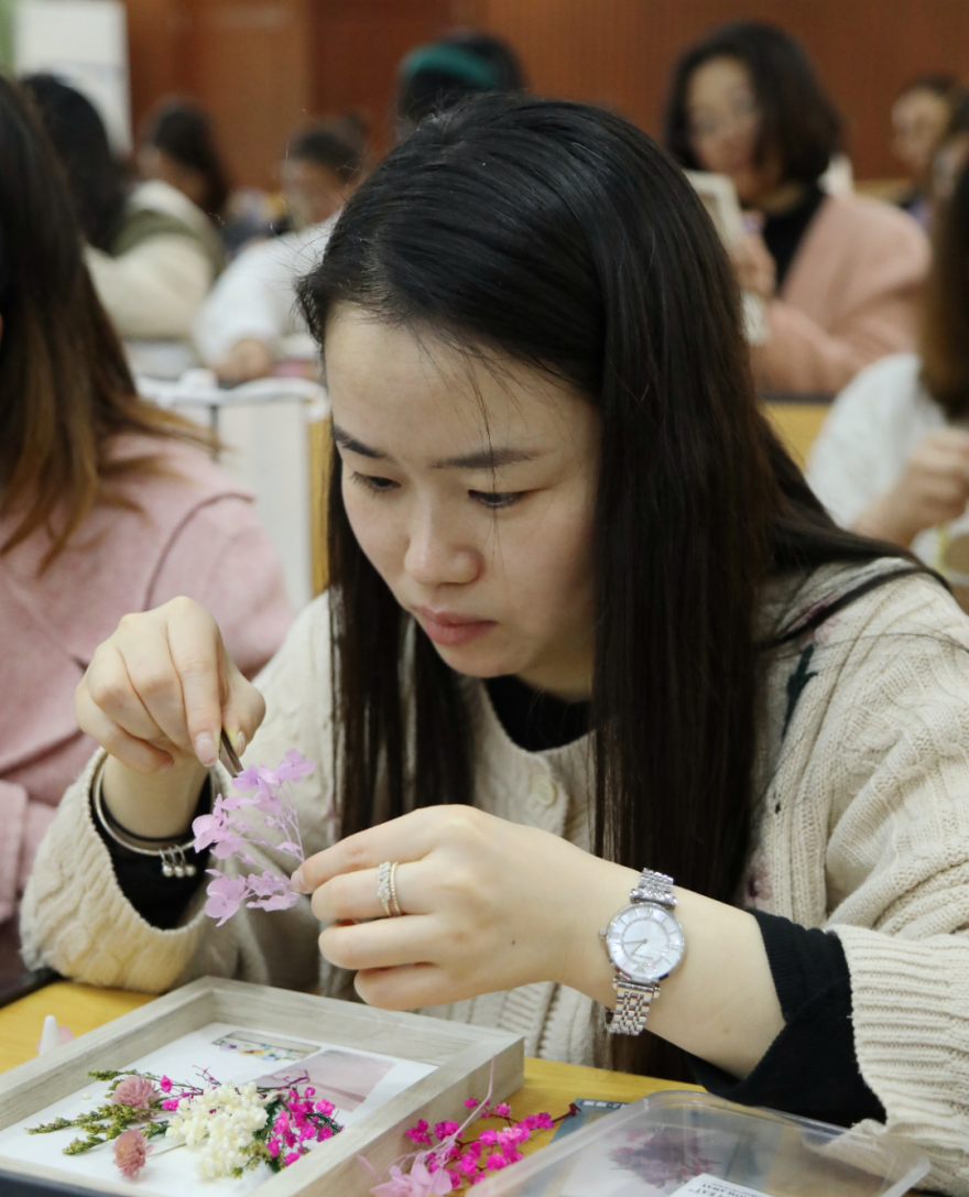 春风有你，熠熠芳华——成都王府开展女神节手工活动