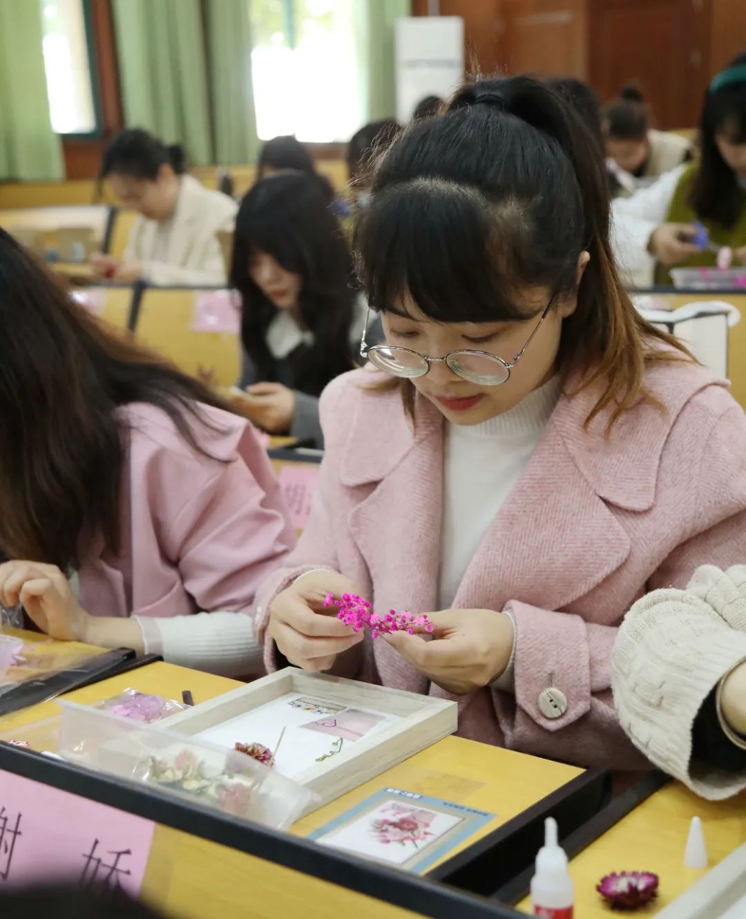 春风有你，熠熠芳华——成都王府开展女神节手工活动