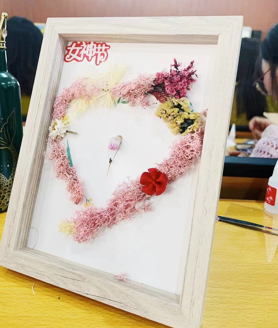 春风有你，熠熠芳华——成都王府开展女神节手工活动