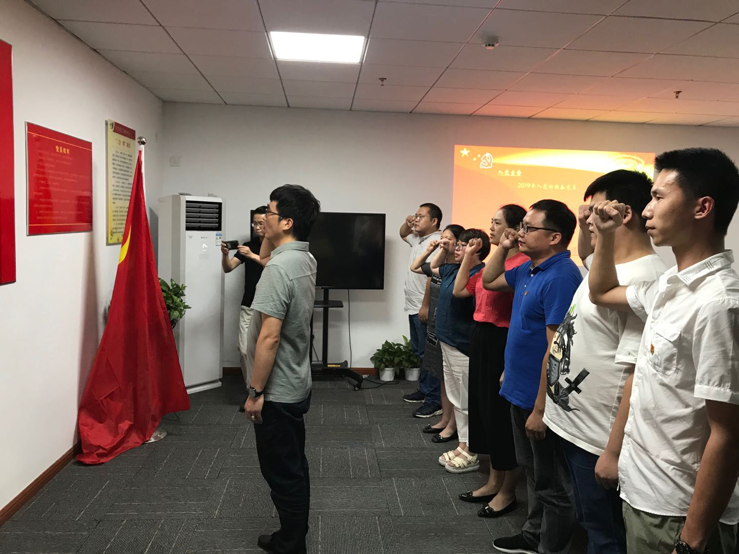 “最美的逆行者 ”坤达安公司举行建党日活动