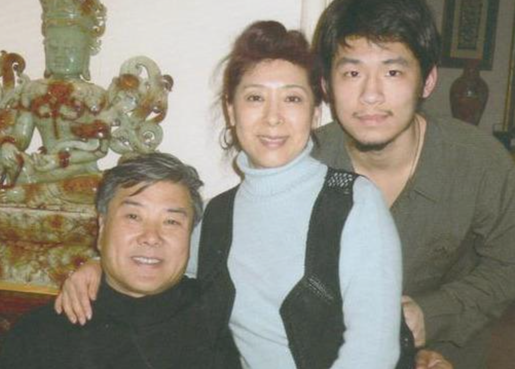 关牧村和王星军离婚33年后,她带儿子改嫁高官,他住美国至今单身 关牧村和王星军离婚33年后,她带儿子改嫁高官,他住美国至今单身