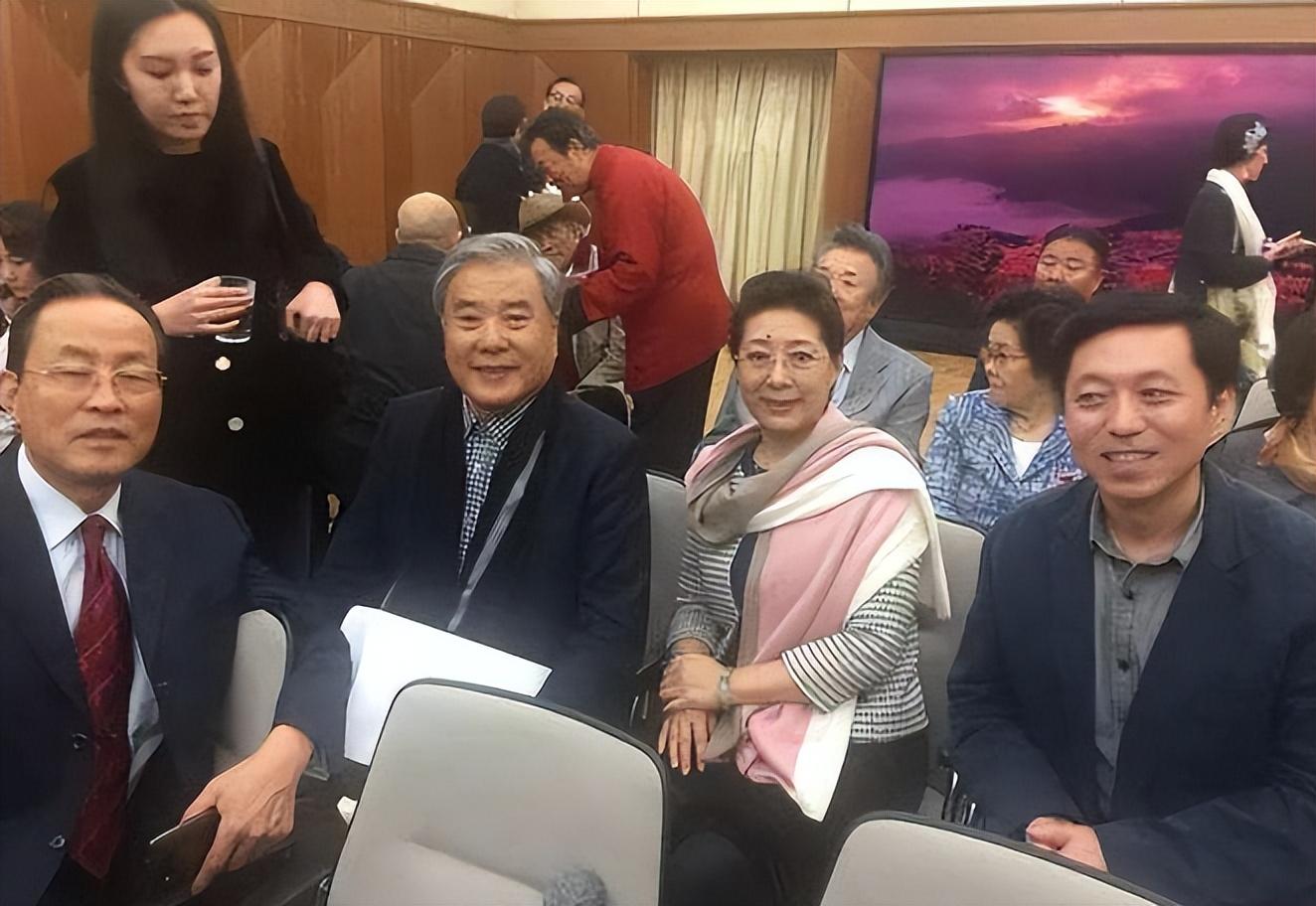 关牧村和王星军离婚33年后,她带儿子改嫁高官,他住美国至今单身 关牧村和王星军离婚33年后,她带儿子改嫁高官,他住美国至今单身