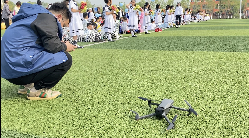 小学部开运动会,家长出动“无人机群”航拍 小学部开运动会,家长出动“无人机群”航拍