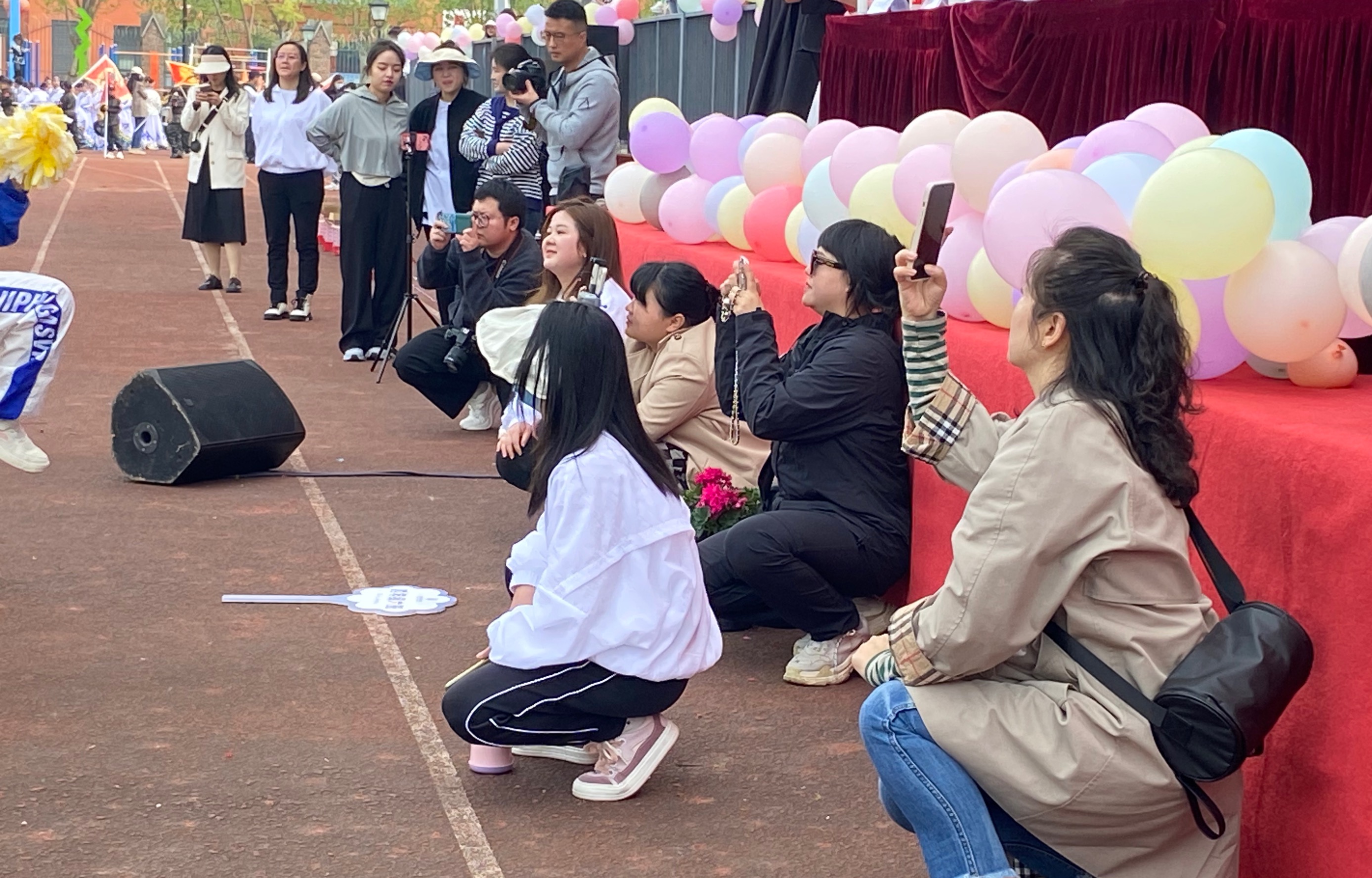 小学部开运动会,家长出动“无人机群”航拍 小学部开运动会,家长出动“无人机群”航拍