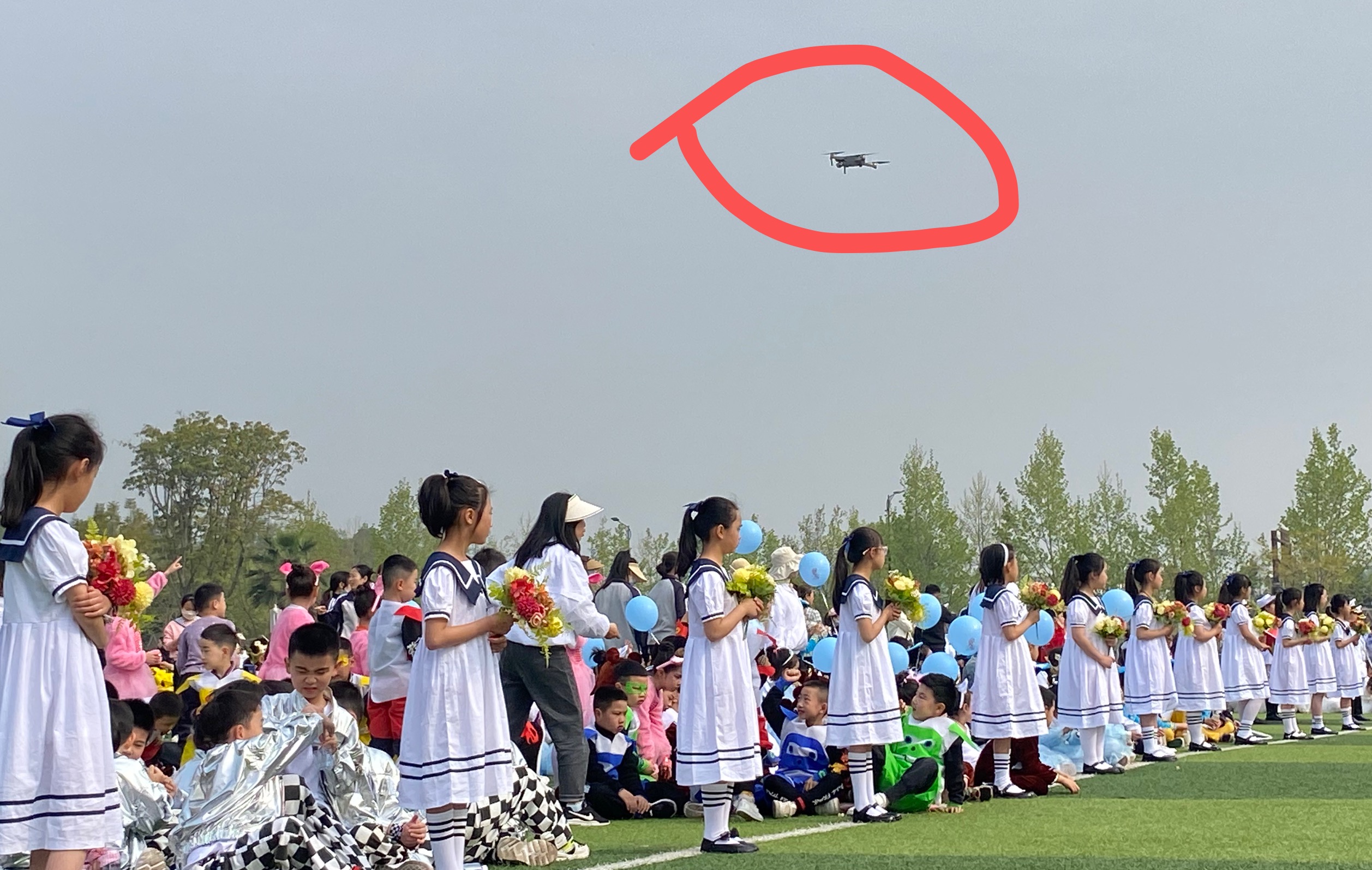 小学部开运动会,家长出动“无人机群”航拍 小学部开运动会,家长出动“无人机群”航拍