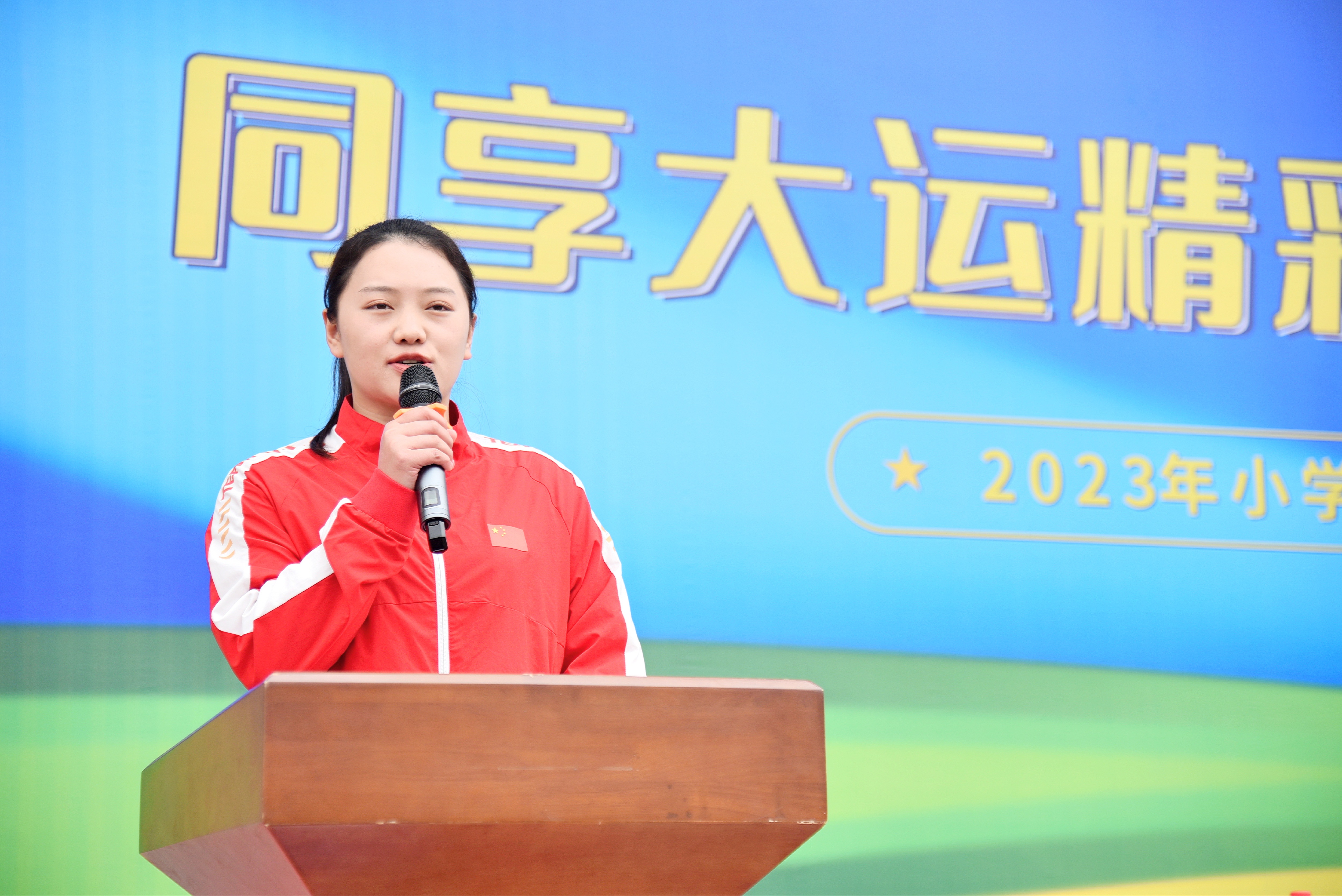 小学部开运动会,家长出动“无人机群”航拍 小学部开运动会,家长出动“无人机群”航拍