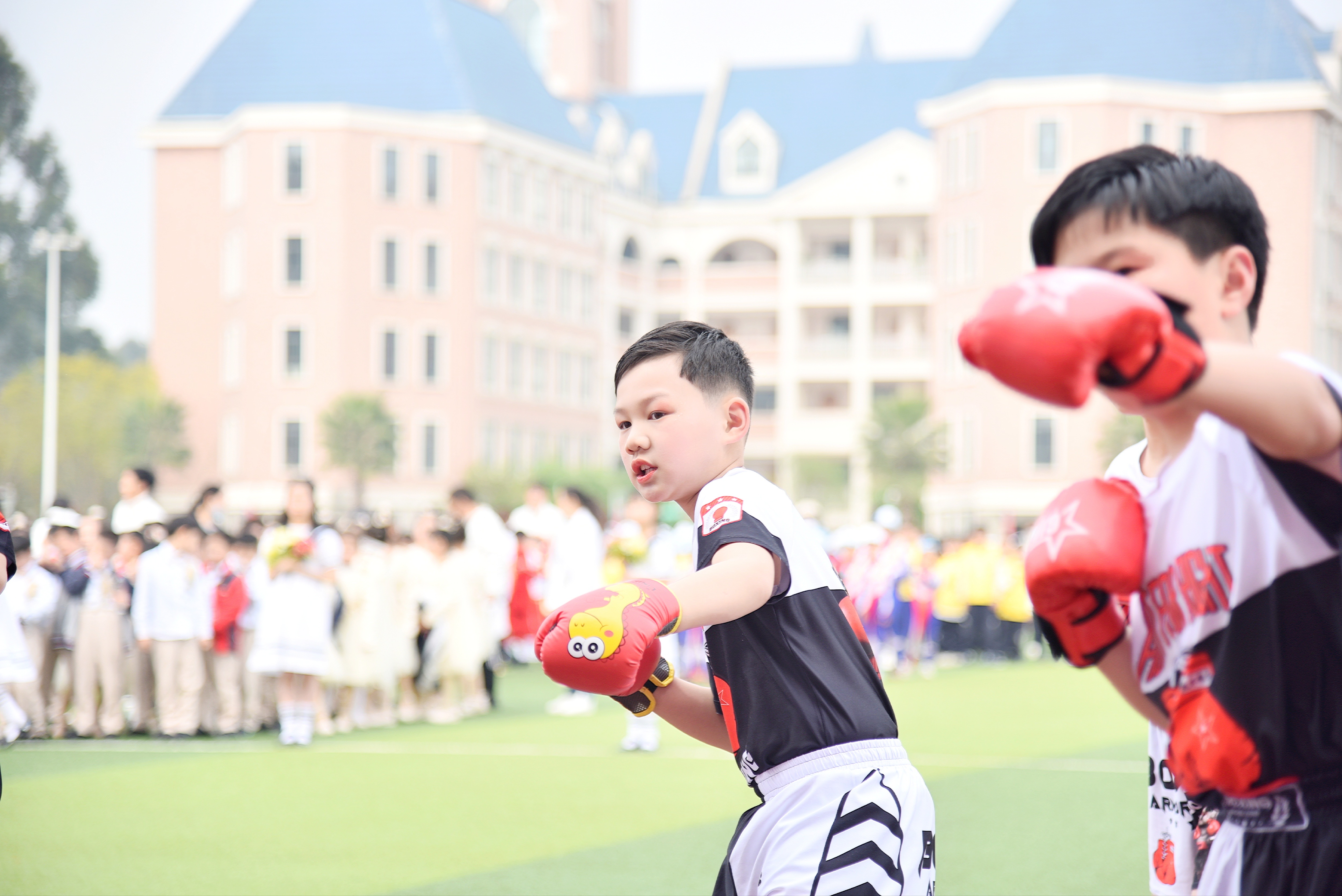 小学部开运动会,家长出动“无人机群”航拍 小学部开运动会,家长出动“无人机群”航拍