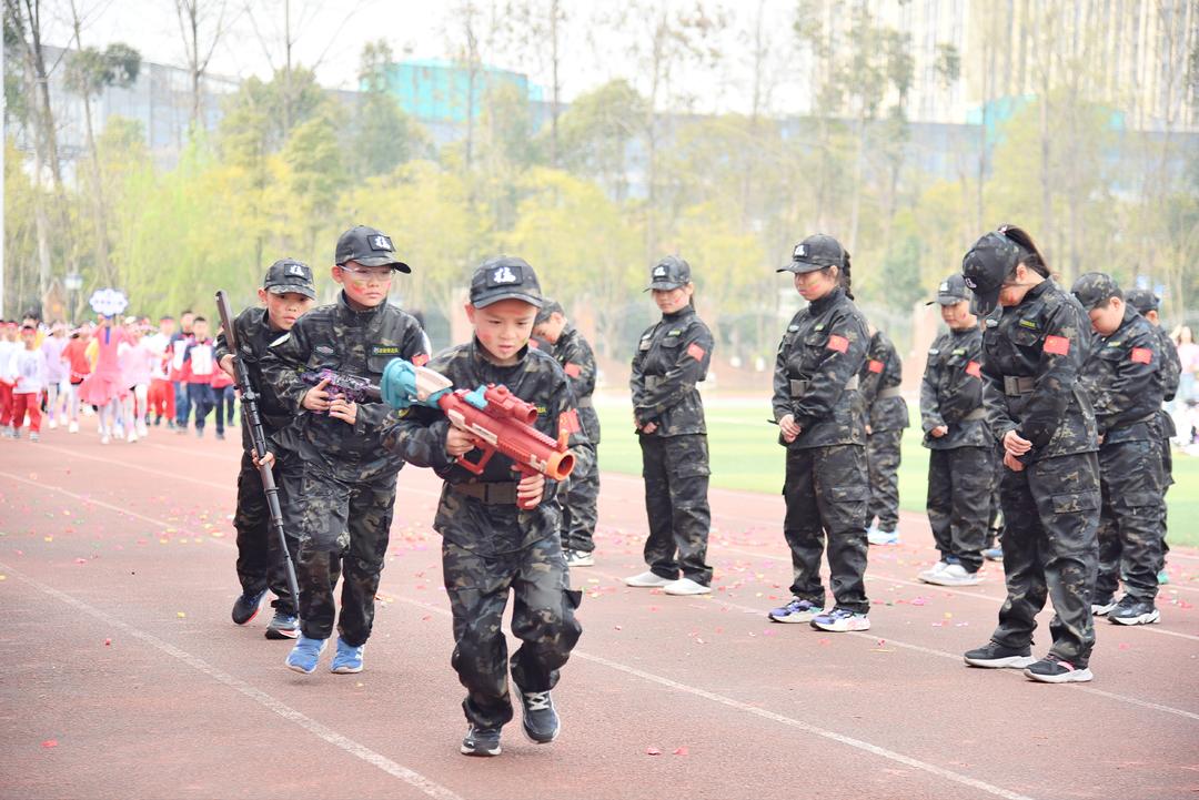 小学部开运动会,家长出动“无人机群”航拍 小学部开运动会,家长出动“无人机群”航拍