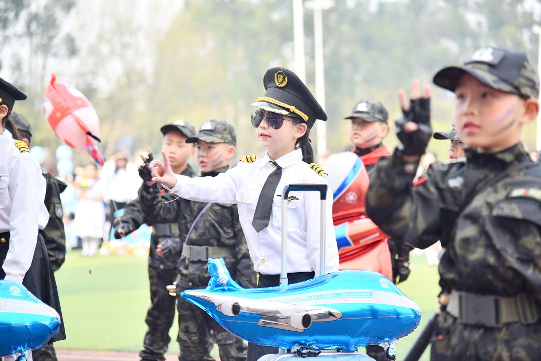 小学部开运动会,家长出动“无人机群”航拍 小学部开运动会,家长出动“无人机群”航拍