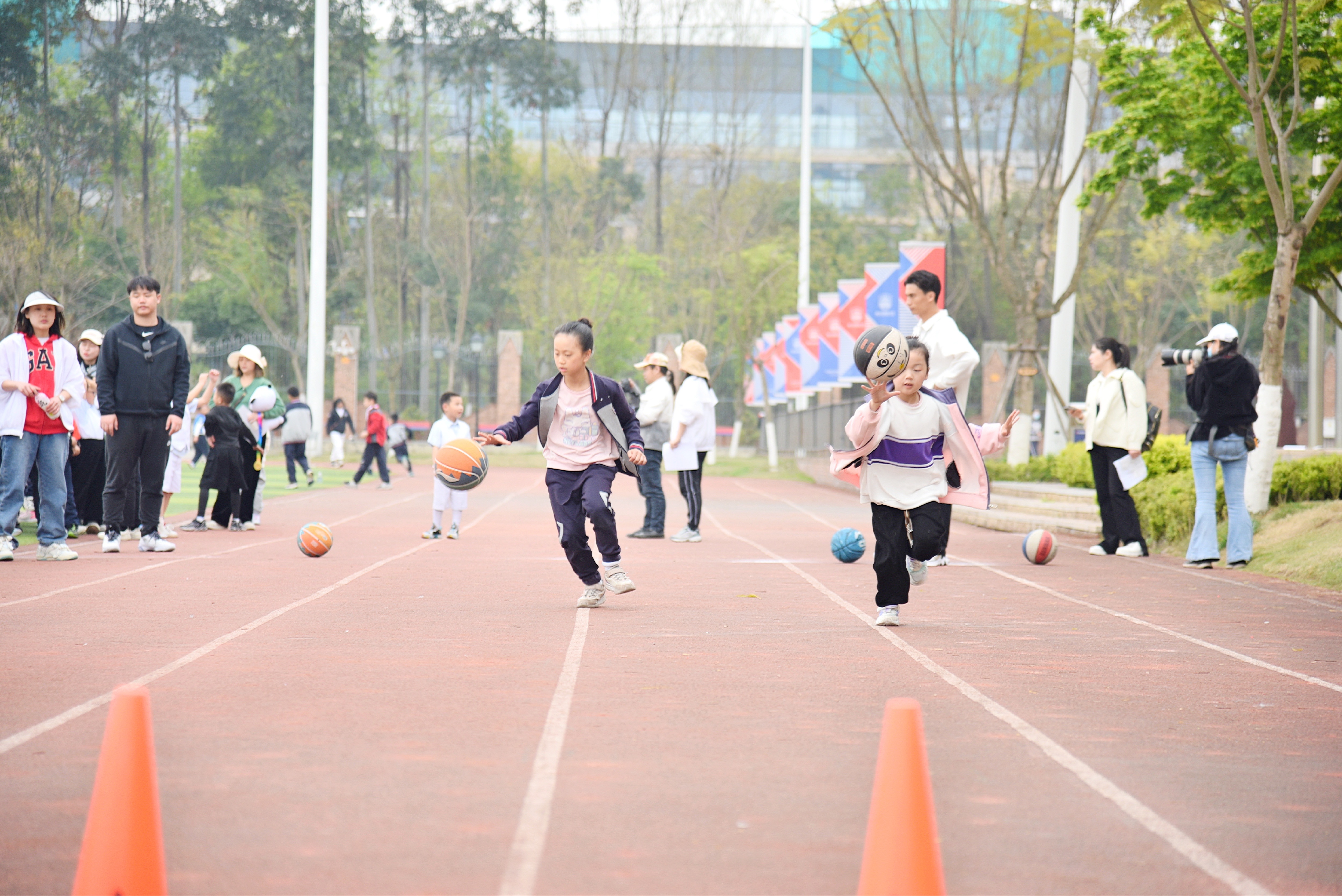 小学部开运动会,家长出动“无人机群”航拍 小学部开运动会,家长出动“无人机群”航拍