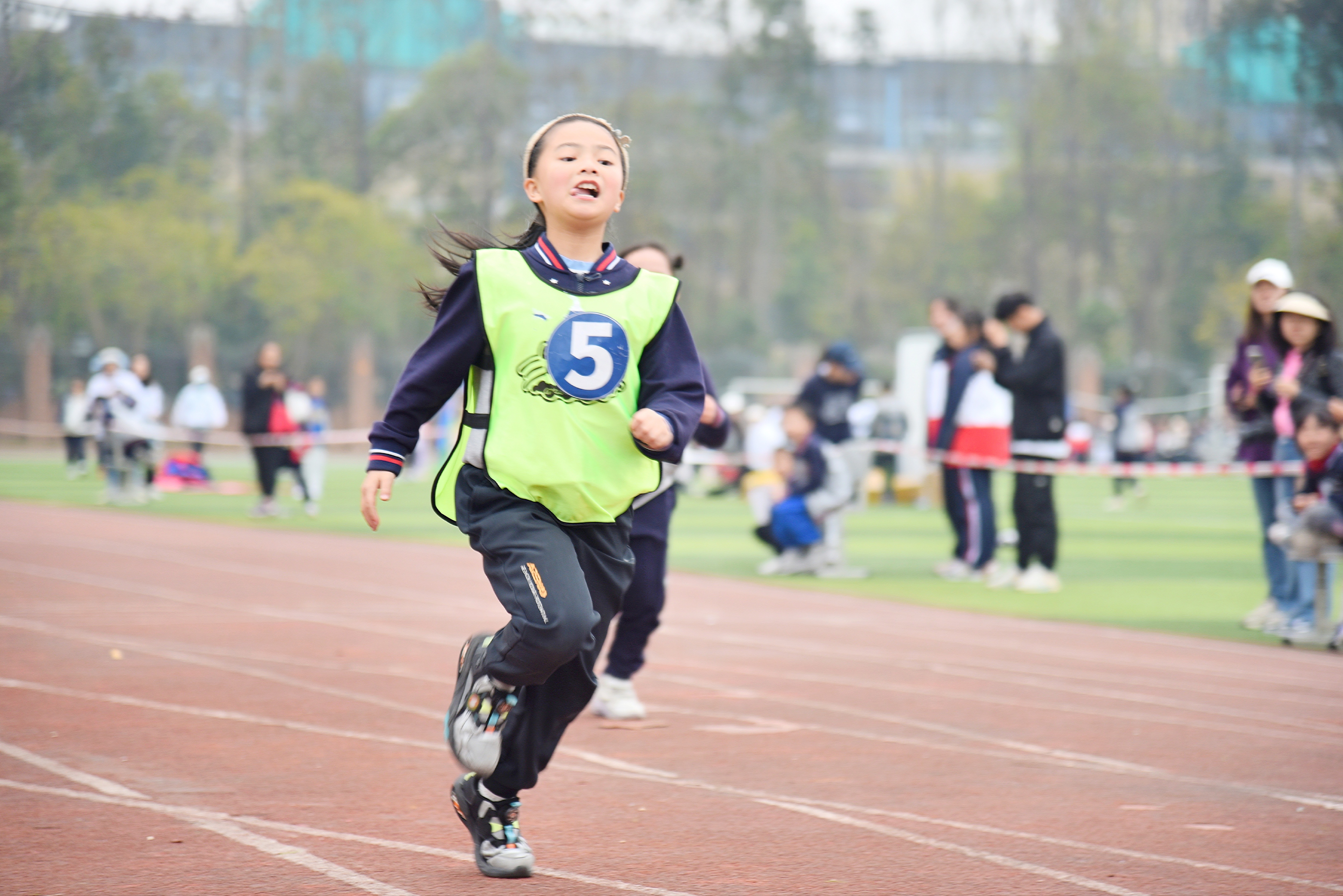 小学部开运动会,家长出动“无人机群”航拍 小学部开运动会,家长出动“无人机群”航拍