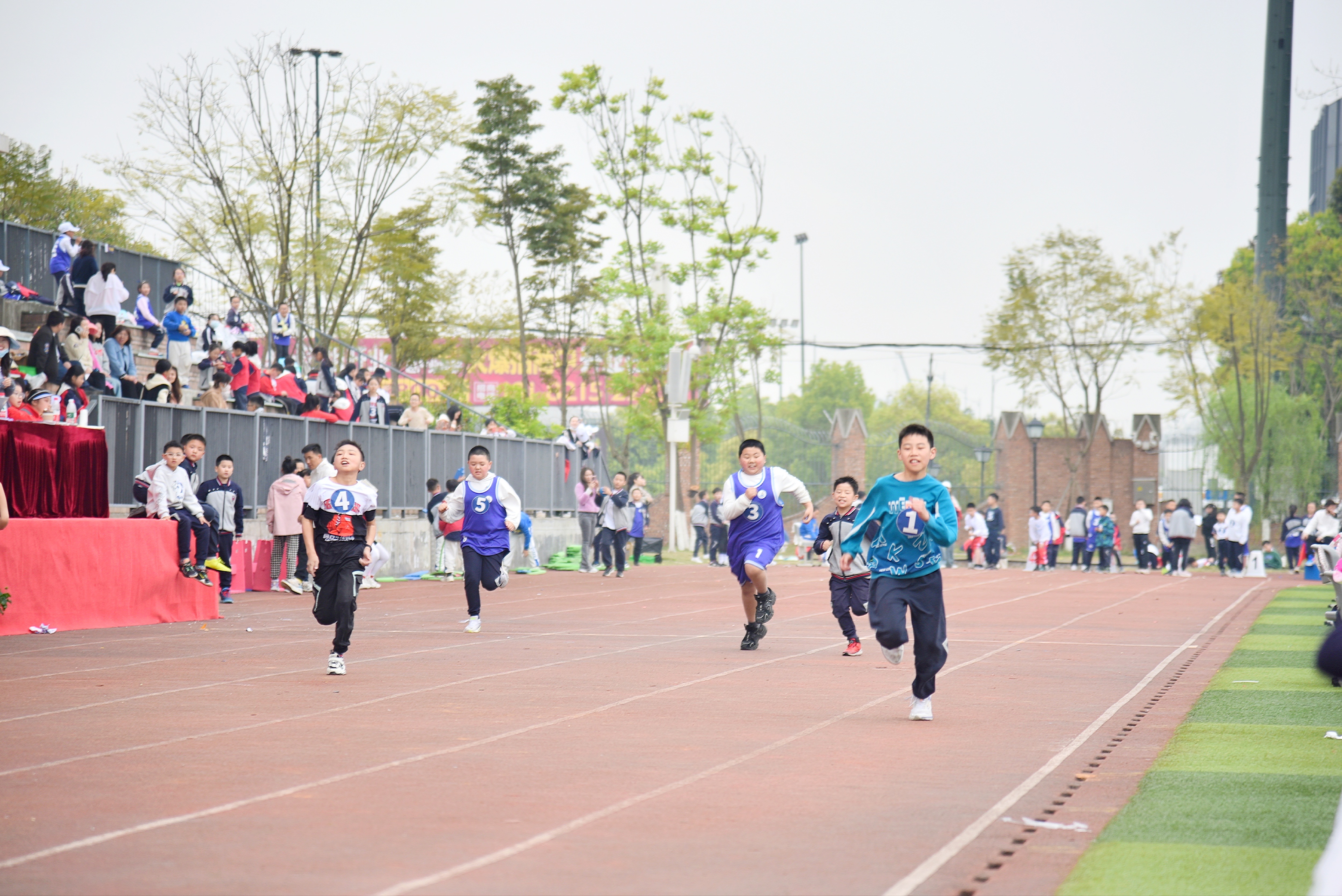 小学部开运动会,家长出动“无人机群”航拍 小学部开运动会,家长出动“无人机群”航拍