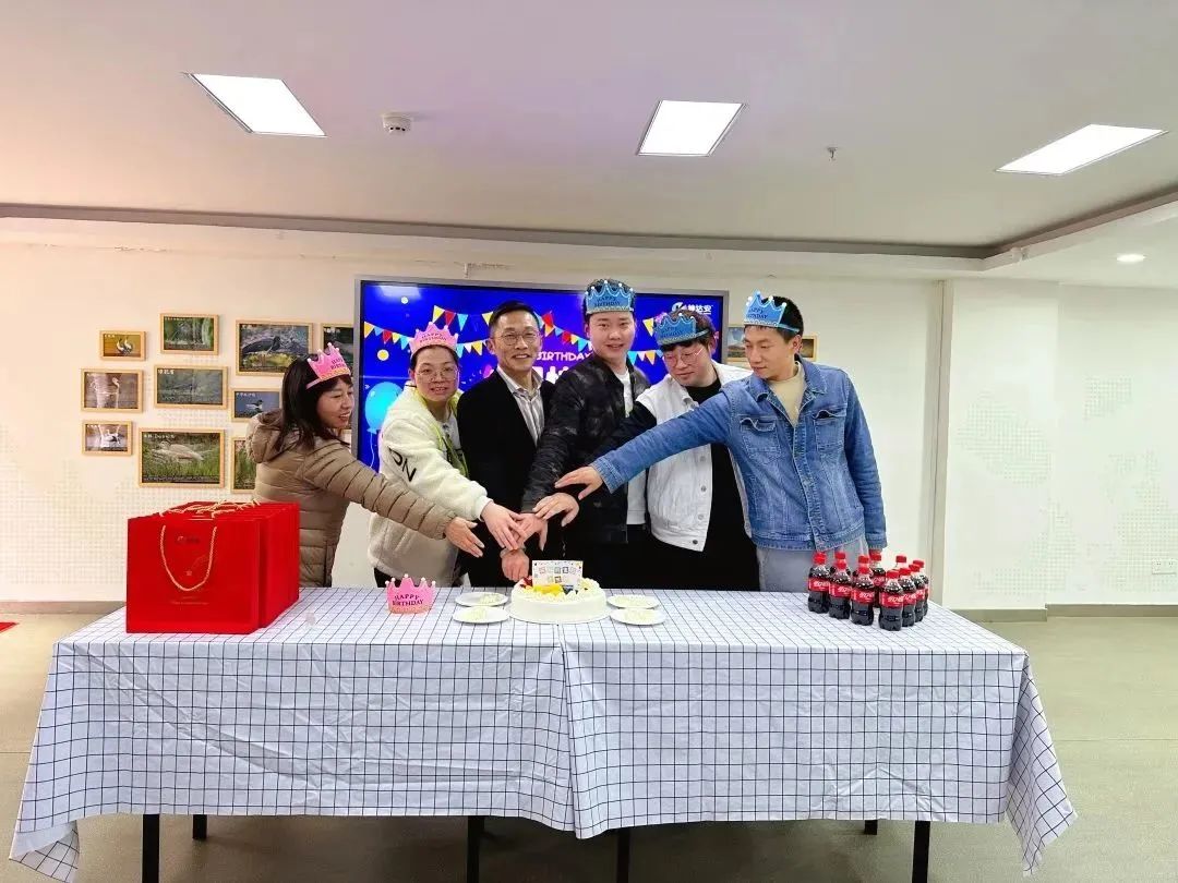 坤达安3&4月员工生日会丨小Party，大感动