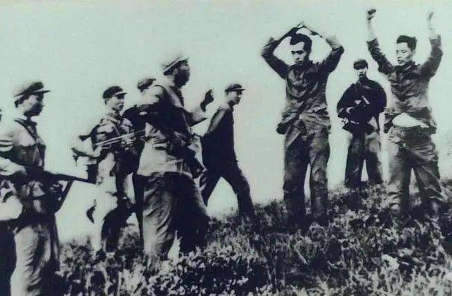 1950年我军在甘肃俘获女白匪头目,没想到她吐露出自己的红军身份 1950年我军在甘肃俘获女白匪头目,没想到她吐露出自己的红军身份
