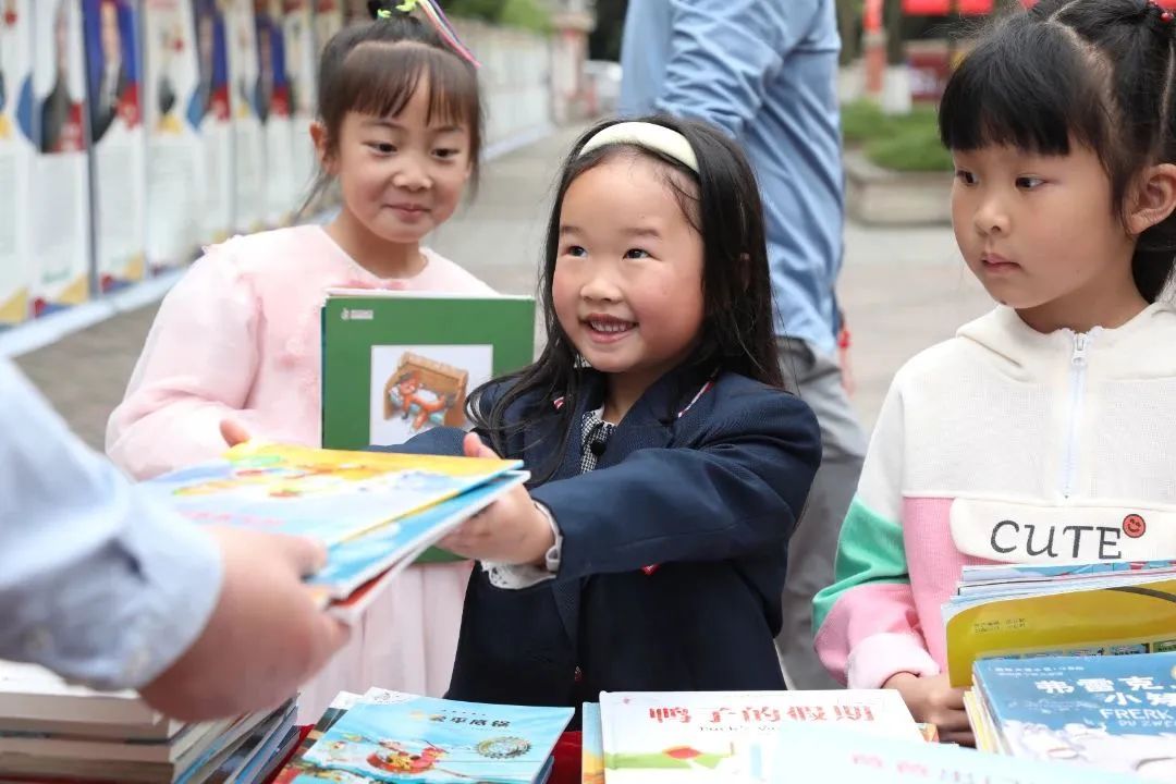 朝气蓬勃，昂扬向上——请您查收成都王府学校四月校长来信