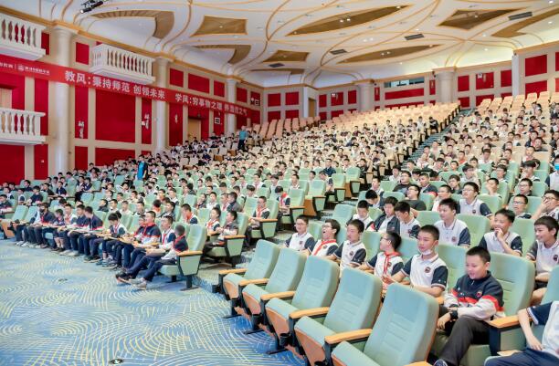 新川外国语学校初中部青春期教育讲座 新川外国语学校初中部青春期教育讲座