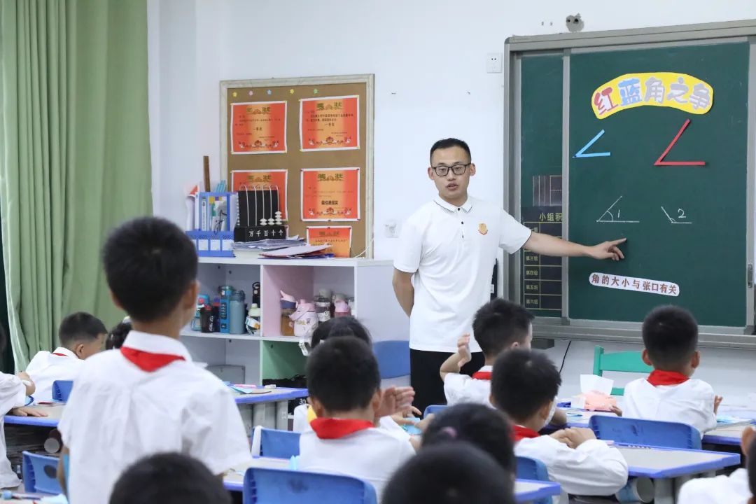 双向奔赴话成长，家校携手育未来——成都王府小学部家长开放日活动
