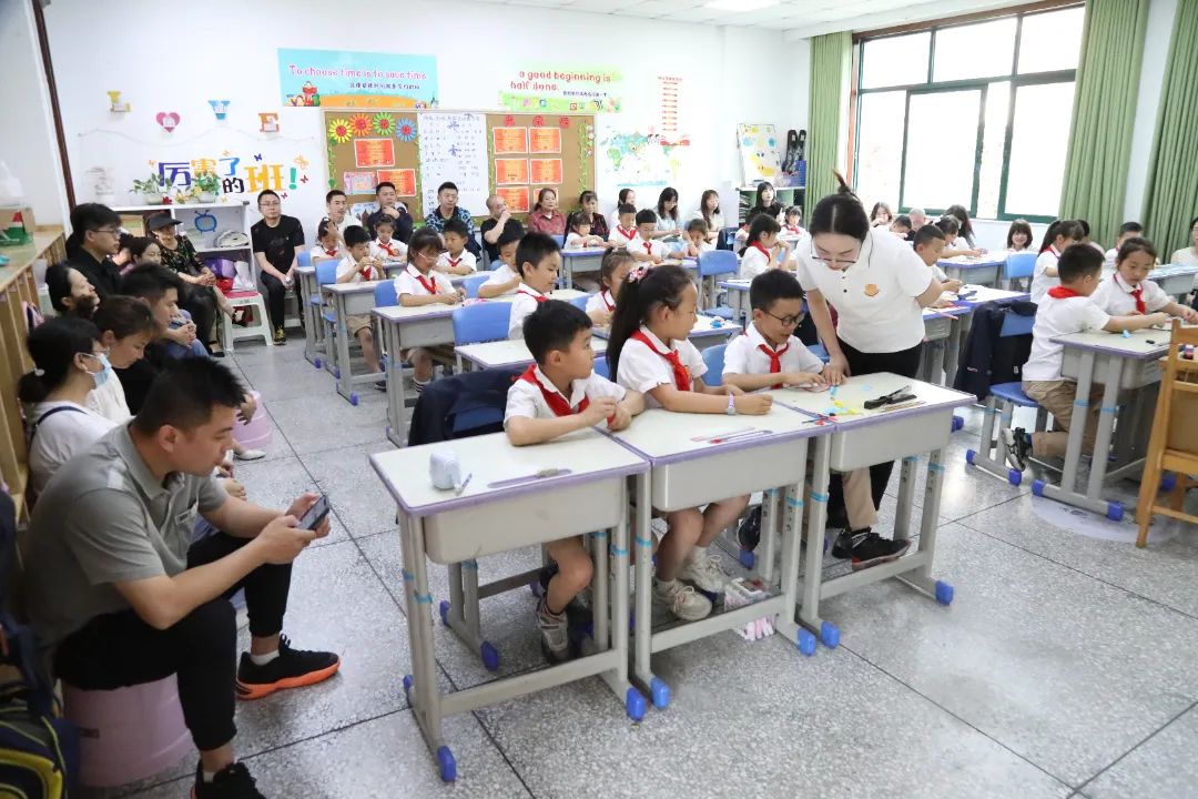 双向奔赴话成长，家校携手育未来——成都王府小学部家长开放日活动